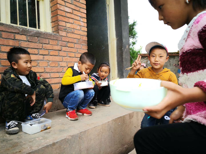 孩子們隨便一蹲開始吃午餐